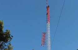 Aufbau des Windmessmasts in Laitila.