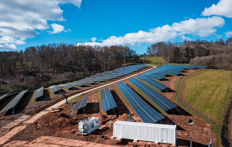 En Gumpen, planta solar y un sistema de almacenamiento en baterías