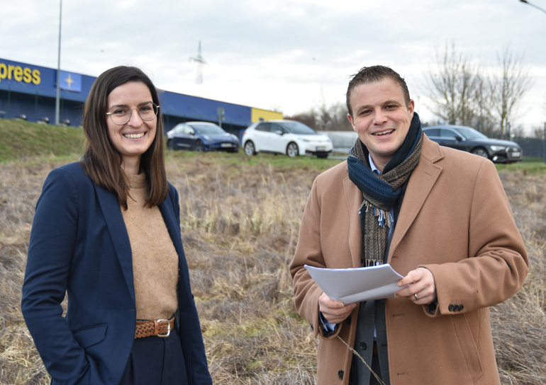 Bürgermeister Benjamin Tschesnok und ABO Wind Projektleiterin Franziska Zombik 